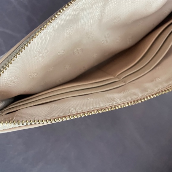 Tory Burch Robinson Saffiano Reva Clutch - Picture 3 of 4